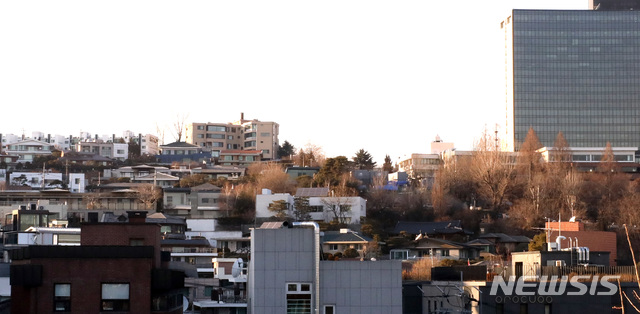 【서울=뉴시스】전진환 기자 = 24일 국토교통부가 발표한 올해 1월1일 기준 전국 표준단독주택(다가구 포함) 22만호의 공시가격에 따르면 이명희 신세계 회장 소유의 서울 용산구 이태원로55라길 소재 단독주택은 전년 169억원에서 270억원으로 59.7%(101억원) 인상되 공시가격 1위를 차지했다.&nbsp; 올해 1월1일 기준 전국 표준 단독주택 22만가구의 공시가격을 조사한 결과 지난해보다 평균 9.13% 상승했고, 재산세 등 과세기초가 되는 전국 표준 단독주택 공시가격 상승률이 역대 최대치를 기록했다. 서울 용산구(35.4%), 강남구(35.01%), 마포구(31.24%)가 전국 시·군·구 중 상승률 각각 1, 2, 3위를 차지했다. 사진은 공시지가 상승률 1위를 차지한 24일 오후 서울 용산구 한남동 일대 단독주택단지 모습 2019.01.24.&nbsp; amin2@newsis.com 