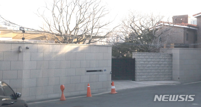 【서울=뉴시스】전진환 기자 = 24일 국토교통부가 발표한 올해 1월1일 기준 전국 표준단독주택(다가구 포함) 22만호의 공시가격에 따르면 이명희 신세계 회장 소유의 서울 용산구 이태원로55라길 소재 단독주택은 전년 169억원에서 270억원으로 59.7%(101억원) 인상되 공시가격 1위를 차지했다. 표준 단독주택은 전국 단독주택 418만 호의 공시가격의 산정기준이 된다는 점에서 다른 고가 단독주택들도 큰 폭의 인상이 불가피할 전망이다. 2019.01.24. amin2@newsis.com