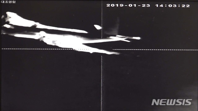 【서울=뉴시스】국방부는 24일 일본 해상초계기의 근접 위협비행 모습을 촬영한 영상을 공개했다.&nbsp; 전날 오후 2시3분께 이어도 서남방 131㎞ 떨어진 공해상에서 정상적인 작전 활동을 펼치던 해군 구축함 대조영함을 향해 일본 P-3 초계기가 540m까지 접근했으며 해수면에서 60~70m 높이로 초저고도 비행을 했다. 2019.01.24. (사진=국방부 제공)&nbsp; photo@newsis.com