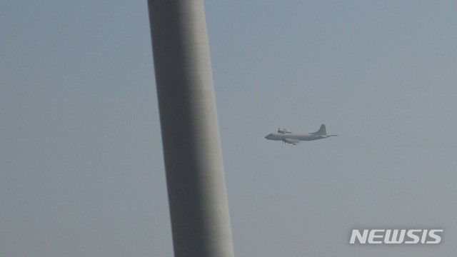 【서울=뉴시스】국방부는 24일 일본 해상초계기의 근접 위협비행 모습을 촬영한 영상을 공개했다.&nbsp; 전날 오후 2시3분께 이어도 서남방 131㎞ 떨어진 공해상에서 정상적인 작전 활동을 펼치던 해군 구축함 대조영함을 향해 일본 P-3 초계기가 540m까지 접근했으며 해수면에서 60~70m 높이로 초저고도 비행을 했다. 2019.01.24. (사진=국방부 제공)&nbsp; photo@newsis.com 