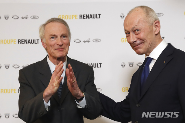 【파리=AP/뉴시스】 24일 프랑스 르노 이사회에서 새 회장에 선임된 장-도미니크 제나르 현 미쉐린 CEO(왼쪽)이 새 CEO로 뽑힌 티에리 볼로르 현 부회장과 함께 기쁜 표정으로 포즈를 취하고 있다. 카를로스 곤 전임 회장 겸 CEO는 일본 당국에 체포된 후 사임했다. 2019. 1. 24.
