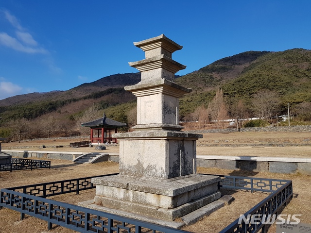 보령 성주사지 동 삼층석탑