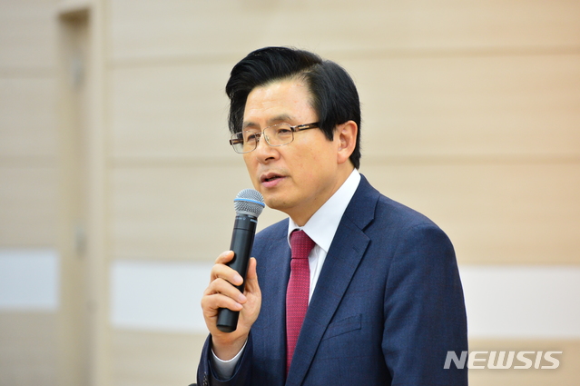 【창원=뉴시스】김기진 기자 =25일 오후 황교안 전 국무총리가 경남 창원시 의창구 자유한국당 경남도당 대회의실에서 열린 '황교안 전 대통령권한대행 경남도당 주요당직자와의 간담회'에서 인사말을 하고 있다. 2019.01.25.&nbsp; sky@newsis.com 