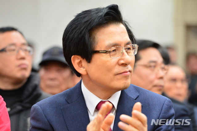 【창원=뉴시스】김기진 기자 = 지난 25일 오후 황교안 전 국무총리가 경남 창원시 의창구 자유한국당 경남도당 대회의실에서 열린 '황교안 전 대통령권한대행 경남도당 주요당직자와의 간담회'에 참석해 박수를 치고 있다. 2019.01.25. sky@newsis.com