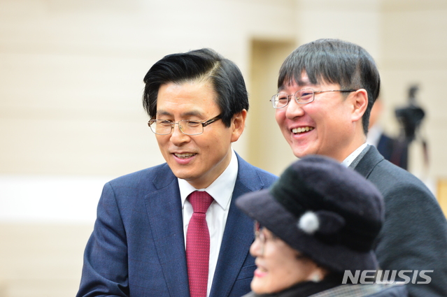 【창원=뉴시스】김기진 기자 =25일 오후 황교안(왼쪽) 전 국무총리가 경남 창원시 의창구 자유한국당 경남도당 대회의실에서 열린 '황교안 전 대통령권한대행 경남도당 주요당직자와의 간담회'에서 지지자들과 기념촬영을 하고 있다. 2019.01.25.&nbsp; sky@newsis.com 