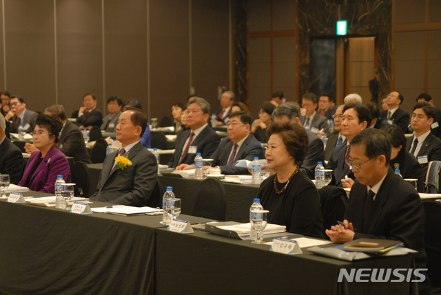 【서울=뉴시스】 한국전문대학교육협의회가 25일 오전 서울 양재동 더케이호텔에서 정기총회를 개최했다. 사진은 총회 신년 업무보고자료를 살펴보는 전문대학 총장들. 2019.01.25 (사진=전문대교협 제공)