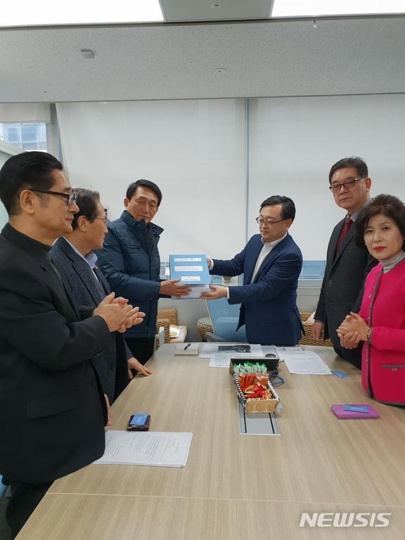 【서울=뉴시스】 주민대표와 함께 서울시에 청원서를 전달하는 이석주(자유한국당·강남6) 의원과 최영주(더불어민주당·강남3) 의원. 2019.01.25. (사진= 이석주의원실 제공)