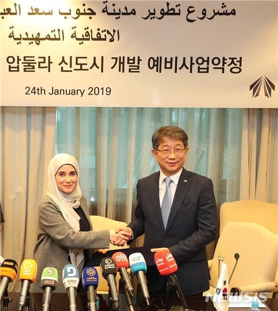 【서울=뉴시스】 24일 쿠웨이트 주거복지청에서 열린 ·압둘라 신도시 개발사업 예비사업약정 체결식’에서 지난 부셰리 쿠웨이트 주택부 장관(사진 왼쪽)과 박상우 LH 사장(사진 오른쪽)이 기념사진을 촬영하고 있다.