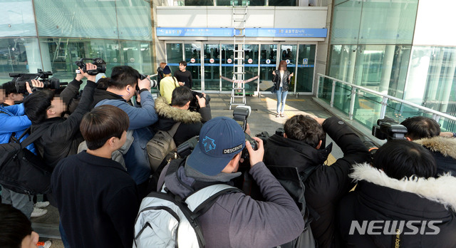 [인천공항=뉴시스]홍찬선 기자 = 국내공항이 연예인들의 출입국 모습을 따라다는 극성팬들로 몸살을 앓고 있다. 사진은 인천공항에서 연예인들의 출국 모습을 촬영하는 극성 팬들과 홈마(홈페이지 마스터)들의 모습. 2026.03.09.mania@newsis.com