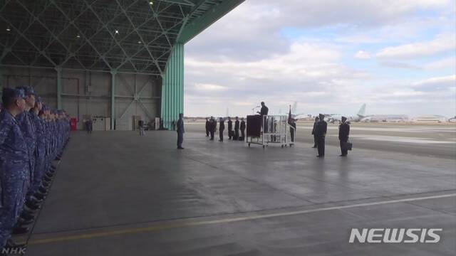 【서울=뉴시스】이와야 다케시(岩屋毅) 일본 방위상이 25일 가나가와와(神奈川)현 해상자위대 아쓰기(厚木)항공기지를 방문해 대원들에게 훈시를 하고 있다. (사진출처: NHK 홈페이지 캡쳐)2019.01.25. 