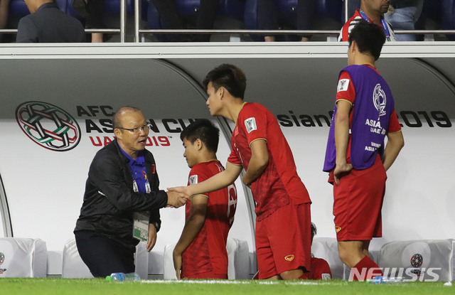 【두바이(아랍에미리트)=뉴시스】김진아 기자 = 24일 오후(현지시간) 아랍에미리트 두바이 알막툼 스타디움에서 열린 AFC 아시안컵 8강전 베트남과 일본의 경기, 베트남 박항서 감독이 1:0으로 패하자 아쉬워하고 있다. 2019.01.24.&nbsp; bluesoda@newsis.com