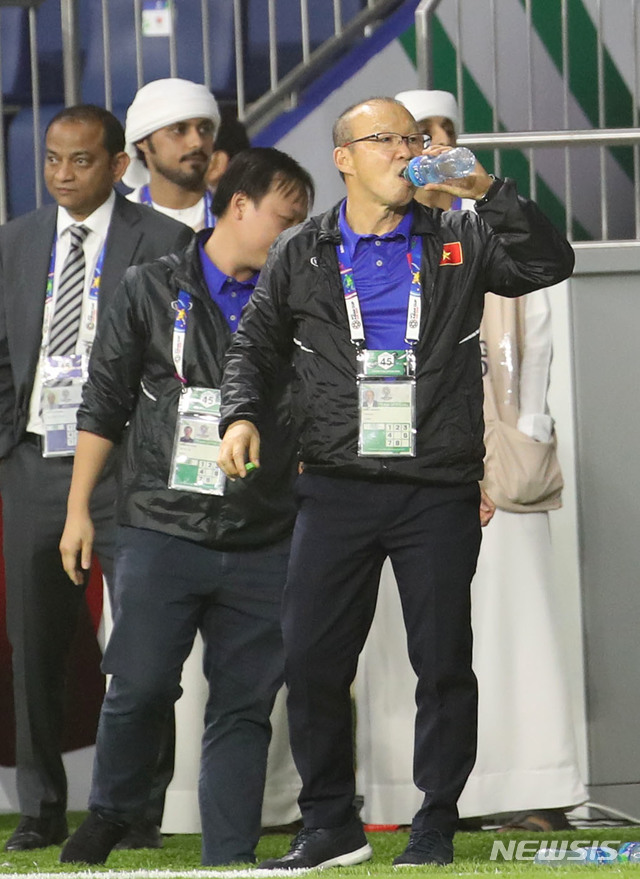【두바이(아랍에미리트)=뉴시스】김진아 기자 = 24일 오후(현지시간) 아랍에미리트 두바이 알막툼 스타디움에서 열린 AFC 아시안컵 8강전 베트남과 일본의 경기, 베트남 박항서 감독이 1:0으로 패하자 아쉬워하고 있다. 2019.01.24. bluesoda@newsis.com