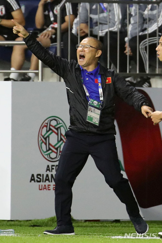 【두바이(아랍에미리트)=뉴시스】김진아 기자 = 24일 오후(현지시간) 아랍에미리트 두바이 알막툼 스타디움에서 열린 AFC 아시안컵 8강전 베트남과 일본의 경기, 베트남 박항서 감독이 작전을 지시하고 있다. 2019.01.24.&nbsp; bluesoda@newsis.com