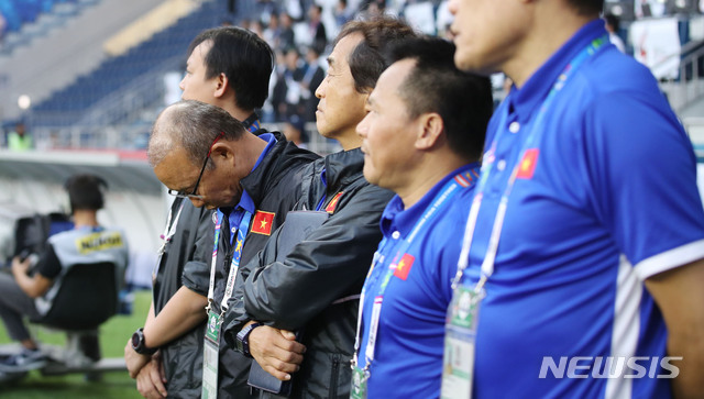 【두바이(아랍에미리트)=뉴시스】김진아 기자 = 24일 오후(현지시간) 아랍에미리트 두바이 알막툼 스타디움에서 열린 AFC 아시안컵 8강전 베트남과 일본의 경기, 베트남 박항서 감독이 고심하고 있다. 2019.01.24.&nbsp; bluesoda@newsis.com