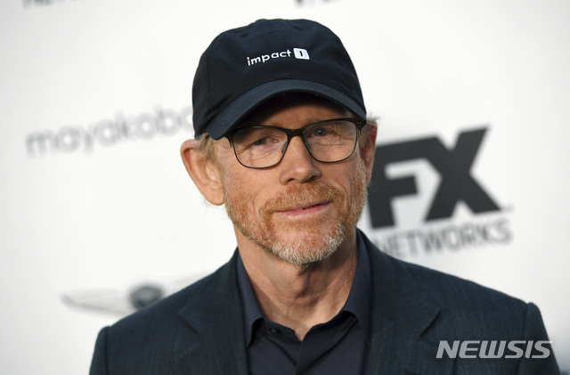 【로스앤젤레스=AP/뉴시스】지난해 9월16일 론 하워드 감독이 미국 캘리포니아주 로스앤젤레스에서 에미상 후보 지명을 축하하는 파티에 참석하기에 앞서 포즈를 취하고 있다. 2019.05.20.
