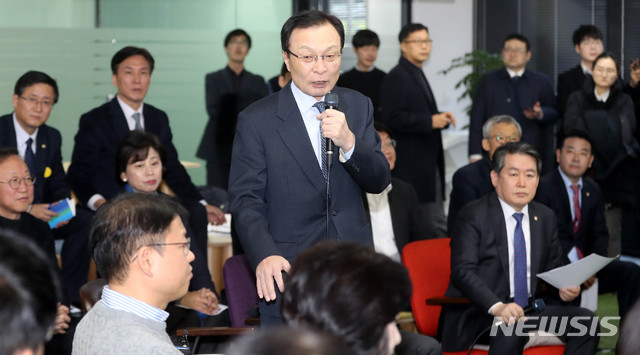 【서울=뉴시스】추상철 기자 = 혁신성장을 이끌어갈 창업 벤처인과 함께하는 더불어민주당 현장 최고위원회의가 열린 25일 오전 서울 강남구 팁스타운에서 이해찬 더불어민주당 대표가 모두발언을 하고 있다. 2019.01.25.&nbsp; scchoo@newsis.com