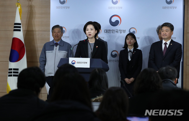 【서울=뉴시스】이윤청 수습기자 = 유은혜 사회부총리 겸 교육부 장관이 25일 오전 서울 종로구 정부서울청사에서 고졸취업 활성화 방안을 발표하고 있다. 2019.01.25. radiohead@newsis.com