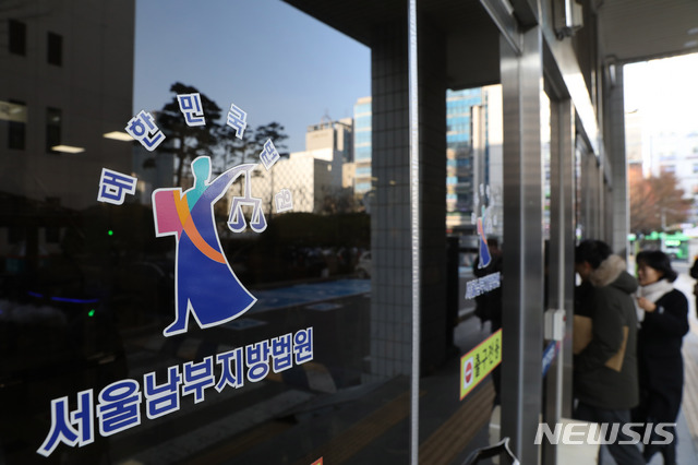 '친모 살해 청부' 중학교 여교사, 1심서 징역 2년 실형