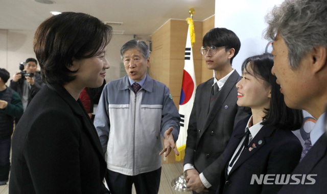 【서울=뉴시스】전진환 기자 = 유은혜 부총리 겸 교육부장관이 25일 오전 서울 종로구 정부서울청사 브리핑실에서 고졸취업 활성화 방안 발표 후 브리핑에 참석한 특성화고 학생들을 격려하고 있다. 2019.01.25. amin2@newsis.com