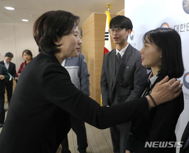 【서울=뉴시스】유은혜 부총리 겸 교육부장관이 지난 1월 25일 오전 서울 종로구 정부서울청사 브리핑실에서 고졸취업 활성화 방안 발표 후 브리핑에 참석한 특성화고 학생들을 격려하고 있다. 2019.06.16. (사진=뉴시스 DB)