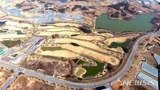 【나주=뉴시스】이창우 기자 = 사진(왼쪽 아래)은 전남도가 한전공과대학(일명 켑코텍·Kepco Tech) 후보지 중 한 곳으로 한전에 제안한 광주전남공동(나주)혁신도시 내에 위치한 부영(CC)골프장. 부영CC는 총면적 72만21.8㎡(21만7806.5평)로 가운데 골프텔을 중심으로 전체 부지의 절반이 공대부지로 제안됐다.&nbsp;&nbsp; 2019.01.25 lcw@newsis.com 