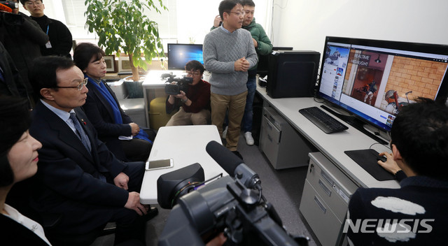 【서울=뉴시스】추상철 기자 = 이해찬 더불어민주당 대표가 25일 오전 서울 강남구 팁스타운에 입주한 벤처기업을 방문해 5G 콘텐츠와 관련한 설명을 듣고 있다. 2019.01.25.&nbsp; scchoo@newsis.com