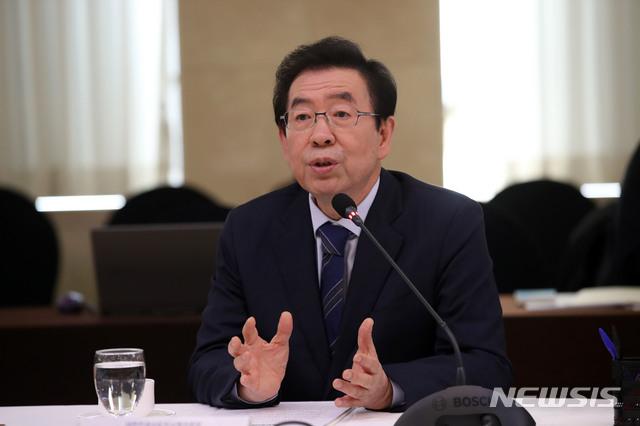 【서울=뉴시스】김선웅 기자 = 25일 서울 중구 프레지던트 호텔에서 열린 대한민국시도지사협의회 산하 '제8차 지방분권특별위원회'에서 대한민국 시도지사협의회장인 박원순 서울시장이 모두발언을 하고 있다. 2019.01.25.&nbsp; mangusta@newsis.com