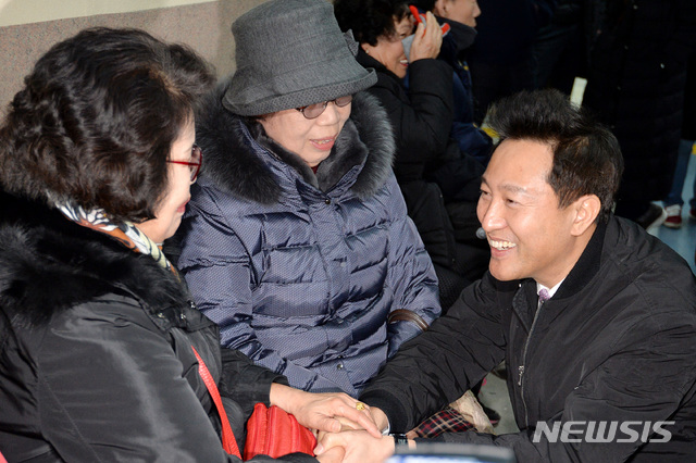 【대구=뉴시스】우종록 기자 = 자유한국당 당권 주자인 오세훈 전 서울시장이 25일 오후 대구 중구 대신동 서문시장을 방문, 장 보러온 시민들과 인사를 나누고 있다. 2019.01.25.&nbsp; wjr@newsis.com