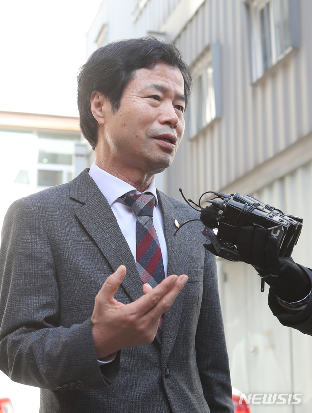 【전주=뉴시스】김얼 기자= 25일 전북 전주시 전주지방법원에서 김승환 전북교육감의 지방교육자치에 관한 법률 위반(토론회에서 허위사실을 말한 혐의)으로 1심 선고공판이 실시된 가운데 공판을 마친 김승환 전북교육감이 취재진의 질문에 답변하고 있다. 이날 김교육감은 벌금 70만원을 선고받았다. 2019.01.25. pmkeul@newsis.com 