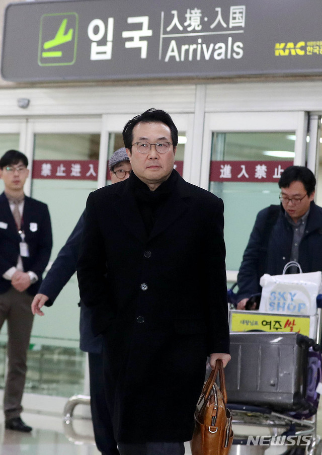 【서울=뉴시스】추상철 기자 = 이도훈 외교부 한반도평화교섭본부장이 25일 오후 서울 강서구 김포국제공항을 통해 입국하고 있다. 이 본부장은 지난 19일부터 시작된 스웨덴 수도 스톡홀름 인근에서 열린 2차 북미 정상회담 실무협상에 참석한 후 세계경제포럼이 열린 스위스 다보스로 이동 강경화 외교부 장관에게 협상 결과를 보고한 후 귀국했다. 2019.01.25.  scchoo@newsis.com