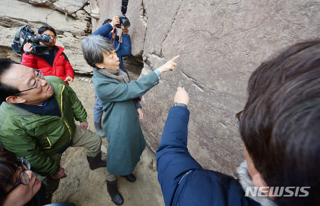 【울산=뉴시스】배병수 기자 = 정재숙 문화재청장과 송철호 울산시장이 25일 오후 울산시 울주군 언양읍 대곡리  ‘반구대 암각화’를 현장 방문하여 관계자로부터 현황설명을 듣고 근접 관람을 했다. 2019.01.25.  bbs@newsis.com.