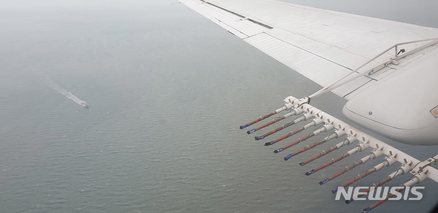 【서울=뉴시스】배훈식 기자 = 25일 오전 전북 군산 인근 120km 서해상에서 인공강우 실험을 하는 기상항공기가 구름 씨앗인 요오드화은을 살포하고 있다. 2019.01.25.(사진=기상청 제공) photo@newsis.com