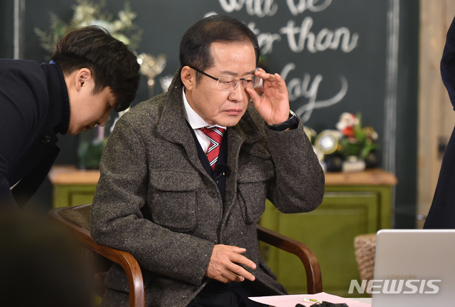 【대구=뉴시스】우종록 기자 = 홍준표 자유한국당 전 대표가 25일 오후 대구 중구 김광석 거리 한 카페에서 열린 ‘TV 홍카콜라 게릴라 콘서트’에서 유튜브 실시간 방송을 준비하고 있다. 2019.01.25.&nbsp; wjr@newsis.com