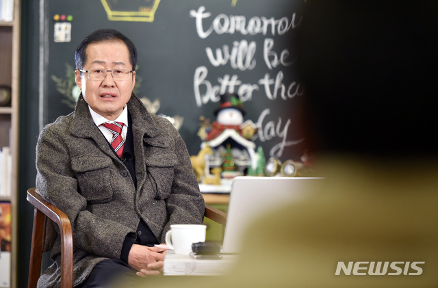 【대구=뉴시스】우종록 기자 = 홍준표 자유한국당 전 대표가 25일 오후 대구 중구 김광석 거리 한 카페에서 열린 ‘TV 홍카콜라 게릴라 콘서트’에서 유튜브 실시간 방송을 하고 있다. 2019.01.25. wjr@newsis.com