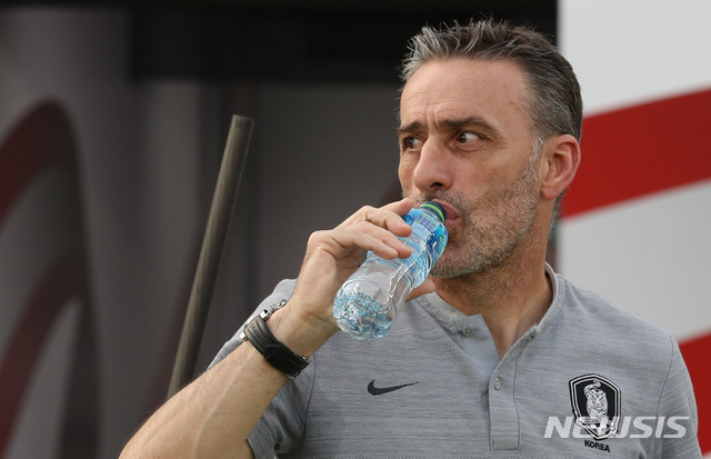 【아부다비(아랍에미리트)=뉴시스】김진아 기자 = 25일 오후(현지시간) 아랍에미리트 아부다비 자예드 스포츠 시티 스타디움에서 열린 AFC 아시안컵 8강전 한국과 카타르의 경기, 한국 파울루 벤투 감독이 물을 마시고 있다. 2019.01.25.&nbsp; bluesoda@newsis.com