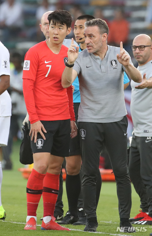 【아부다비(아랍에미리트)=뉴시스】김진아 기자 = 25일 오후(현지시간) 아랍에미리트 아부다비 자예드 스포츠 시티 스타디움에서 열린 AFC 아시안컵 8강전 한국과 카타르의 경기, 한국 파울루 벤투 감독이 손흥민에게 작전을 지시하고 있다. 2019.01.25.&nbsp; bluesoda@newsis.com