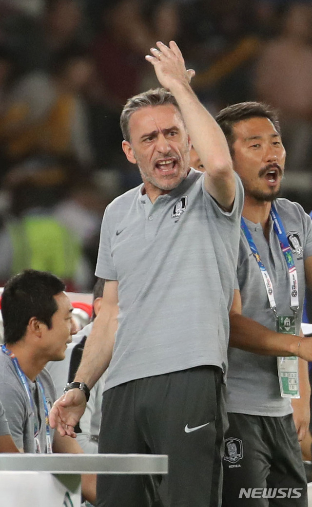【아부다비(아랍에미리트)=뉴시스】김진아 기자 = 25일 오후(현지시간) 아랍에미리트 아부다비 자예드 스포츠 시티 스타디움에서 열린 AFC 아시안컵 8강전 한국과 카타르의 경기, 한국 파울루 벤투 감독이 항의하고 있다. 2019.01.25.&nbsp; bluesoda@newsis.com