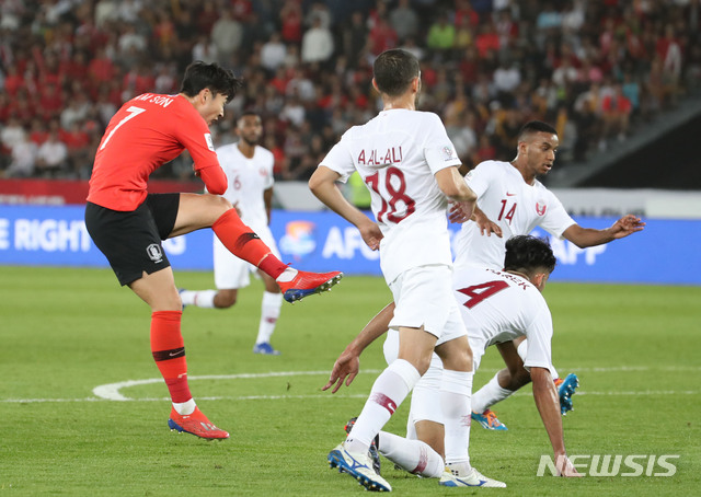 【아부다비(아랍에미리트)=뉴시스】김진아 기자 = 25일 오후(현지시간) 아랍에미리트 아부다비 자예드 스포츠 시티 스타디움에서 열린 AFC 아시안컵 8강전 한국과 카타르의 경기, 한국 손흥민이 슛을 시도하고 있다. 2019.01.25.&nbsp; bluesoda@newsis.com