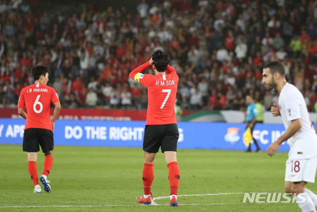 【아부다비(아랍에미리트)=뉴시스】김진아 기자 = 25일 오후(현지시간) 아랍에미리트 아부다비 자예드 스포츠 시티 스타디움에서 열린 AFC 아시안컵 8강전 한국과 카타르의 경기, 한국 손흥민이 슛을 실패하자 아쉬워하고 있다. 2019.01.25.&nbsp; bluesoda@newsis.com