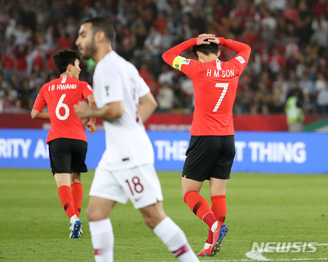 【아부다비(아랍에미리트)=뉴시스】김진아 기자 = 25일 오후(현지시간) 아랍에미리트 아부다비 자예드 스포츠 시티 스타디움에서 열린 AFC 아시안컵 8강전 한국과 카타르의 경기, 한국 손흥민이 슛을 실패하자 아쉬워하고 있다. 2019.01.25. bluesoda@newsis.com