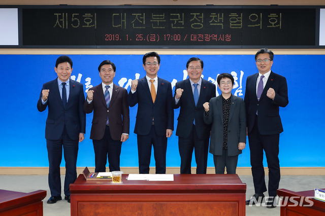 【대전=뉴시스】조명휘 기자 = 25일 오후 대전시청 중회의실에서 '제5회 대전분권정책협의회'가 열리기에 앞서 단체장들이 기념사진을 찍고 있다.&nbsp; 시는 이날 시가 중심이 된 공동체 사업을 자치구와 마을주민이 중심이 되어 사업계획을 수립하고 집행 할 수 있도록하고, 지난해 보다 3배 가까운 5억 8000만원을 지원하기로 했다. 왼쪽부터 박용갑 중구청장, 황인호 동구청장, 허태정 대전시장, 장종태 서구청장, 박정현 대덕구청장, 정용래 유성구청장. 2019.01.26. (사진= 대전시 제공)photo@newsis.com