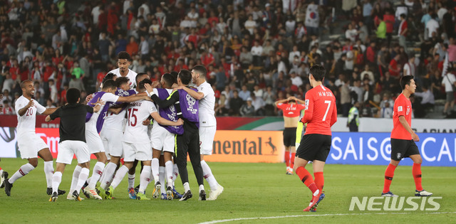 【아부다비(아랍에미리트)=뉴시스】김진아 기자 = 25일 오후(현지시간) 아랍에미리트 아부다비 자예드 스포츠 시티 스타디움에서 열린 AFC 아시안컵 8강전 한국과 카타르의 경기, 한국이 1:0으로 카타르에 패하자 선수들이 아쉬워하고 있다. 2019.01.25.&nbsp; bluesoda@newsis.com 