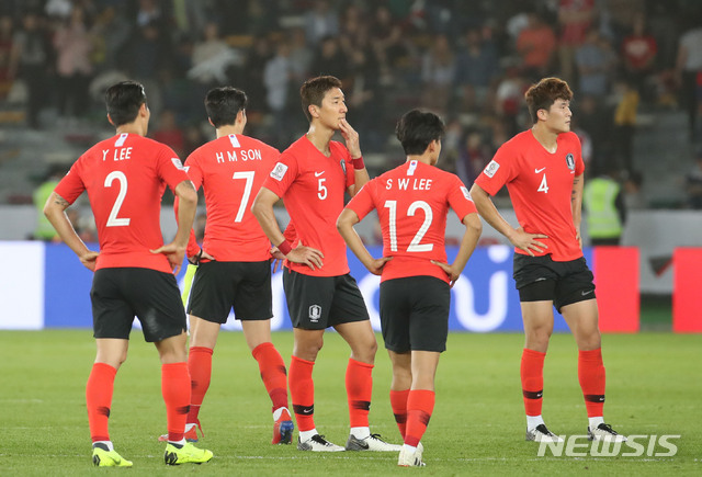 【아부다비(아랍에미리트)=뉴시스】김진아 기자 = 25일 오후(현지시간) 아랍에미리트 아부다비 자예드 스포츠 시티 스타디움에서 열린 AFC 아시안컵 8강전 한국과 카타르의 경기, 한국이 1:0으로 카타르에 패하자 선수들이 아쉬워하며 심판에게 항의하고 있다. 2019.01.25.  bluesoda@newsis.com