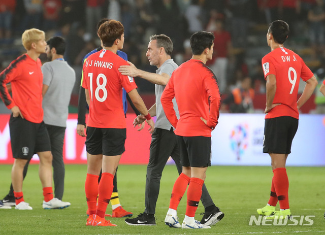 【아부다비(아랍에미리트)=뉴시스】김진아 기자 = 25일 오후(현지시간) 아랍에미리트 아부다비 자예드 스포츠 시티 스타디움에서 열린 AFC 아시안컵 8강전 한국과 카타르의 경기, 1:0으로 패한 한국 선수들이 아쉬워하자 파울루 벤투 감독이 위로하고 있다. 2019.01.26.&nbsp; bluesoda@newsis.com