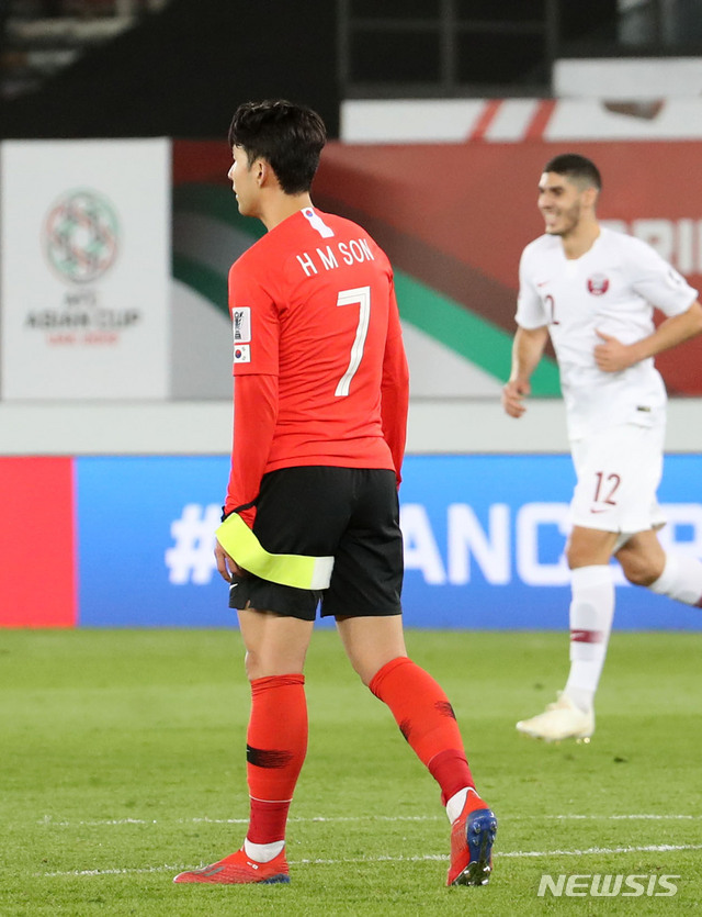 【아부다비(아랍에미리트)=뉴시스】김진아 기자 = 25일 오후(현지시간) 아랍에미리트 아부다비 자예드 스포츠 시티 스타디움에서 열린 AFC 아시안컵 8강전 한국과 카타르의 경기, 한국이 1:0으로 패하자 구자철이 아쉬워하고 있다. 2019.01.26.&nbsp; bluesoda@newsis.com