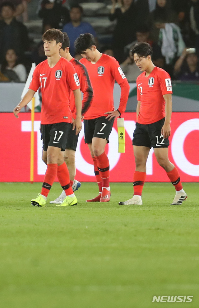 아부다비(아랍에미리트)=뉴시스】김진아 기자 = 25일 오후(현지시간) 아랍에미리트 아부다비 자예드 스포츠 시티 스타디움에서 열린 AFC 아시안컵 8강전 한국과 카타르의 경기, 1:0으로 패한 한국 선수들이 아쉬워하고 있다. 2019.01.25.&nbsp; bluesoda@newsis.com