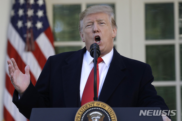 【워싱턴DC=AP/뉴시스】도널드 트럼프 미국 대통령이 25일(현지시간) 워싱턴 DC 백악관 로즈가드에서 미 연방정부의 셧다운을 일시 해제하기로 했다고 발표하고 있다. 2019.01.2.