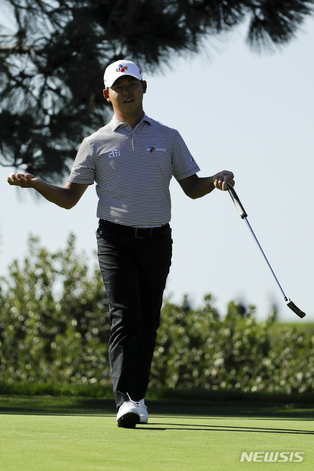 【샌디에이고=AP/뉴시스】김시우가 25일(현지시간) 미 캘리포니아주 샌디에이고의 토리파인스 골프클럽 북코스(파72·7천258야드)에서 열린 미 프로골프(PGA) 투어 파머스 인슈어런스 오픈 2R에서 경기하고 있다. 김시우는 배상문과 함께 9언더파 135타로 공동 6위로 2R를 마쳤다. 2019.01.26.