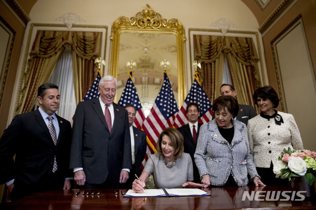 【워싱턴=AP/뉴시스】낸시 펠로시 미 하원의장이 25일(현지시간) 국회의사당에서 연방정부 운영을 일시적으로 재개하는 '스톱갭'(임시 준예산) 법안에 서명하고 있다.&nbsp; 이 예산안은 연방정부 셧다운으로 35일째 폐쇄된 부서와 기관을 오는 2월15일까지 3주간 재개한다는 내용으로 트럼프 대통령의 국경 장벽 건설 예산 57억 달러는 포함되지 않았다.&nbsp; 이 법안에 합의한 트럼프 대통령은 만일 3주 뒤에도 국경 장벽 예산안이 통과되지 않으면 정부를 다시 폐쇄하고 국방부 자원으로 국경 장벽을 건설하는 국가비상사태를 선언할 수 있다고 밝혔다. 2019.01.26. 