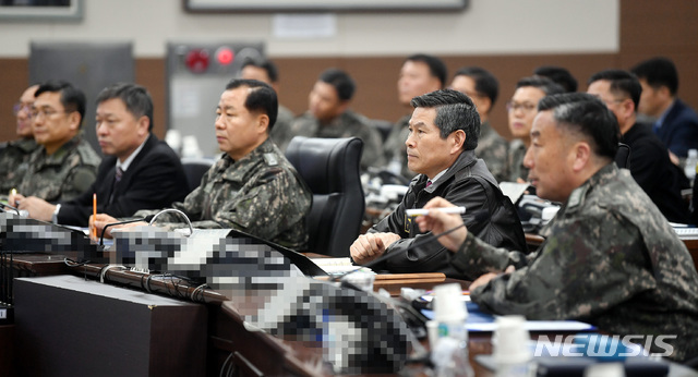 【서울=뉴시스】김선웅 기자 = 정경두 국방부장관이 26일 부산 해군작전사령부를 방문해 대비태세 현장을 점검하고 있다. 2019.01.26. (사진=국방부 제공)&nbsp; photo@newsis.com 